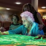 budii-elderly-extra-omivistamobiiladyplayingattable-1030x687-min